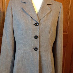 Le Suit Essentials fully lined, long sleeve, gray pin striped jacket size 8p